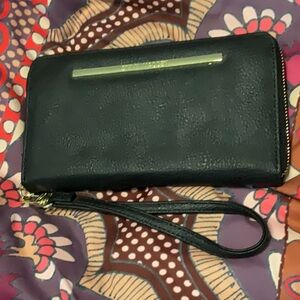 NWOT Steve Madden wristlet zipper closure. Zipper inside and space for 20 cards